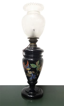 Lume in maiolica nei toni del nero con fiori e uccello, 20° secolo