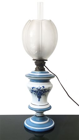 Lume a petrolio in porcellana bianca e azzurra con motivi floreali, 20° secolo