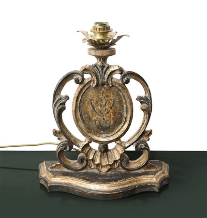 Frammento ligneo laccato, argentato e dorato. Adattato a lume