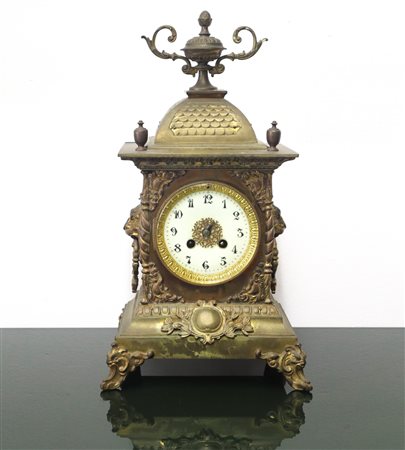 Orologio da tavolo a pendolo. In metallo dorato con quadrante in porcellana , Late 19° secolo