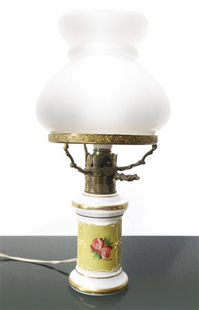 Piccolo lume con base in porcellana e coppa in opaline, c