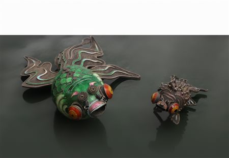 Pesce tropicale a smalti cloisonnè e pesce tropicale in metallo con corpi articolati, China, 20° secolo