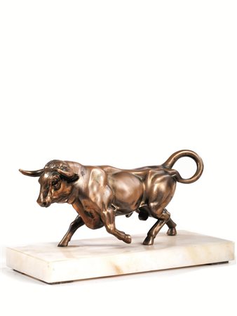 Scultura, sec. XX, in metallo, modellata come un toro andante, cm 8x20, su...