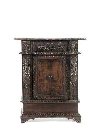 Credenzino, Liguria, metà sec. XVII, in noce a patina scura, piano...