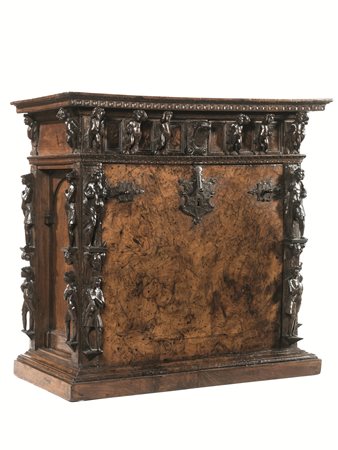 Stipo a bambocci, Genova, inizi sec. XVII, in noce scolpito a patina scura e...