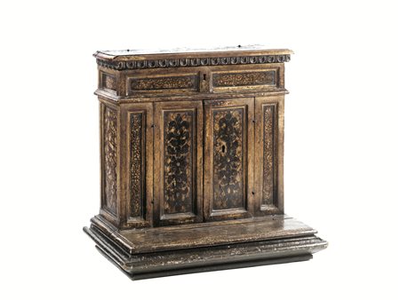 Inginocchiatoio, Italia centrale, sec. XVII, in legno intagliato e dipinto a...