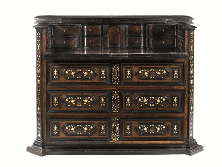 Cassettone, Lombardia, fine sec. XVII, in palissandro intarsiato in avorio e...