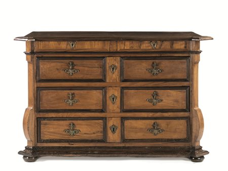 Cassettone, Toscana, inizi sec. XVIII, in noce a patina bionda, filettato in...
