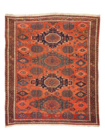 Tappeto caucasico Sumak, sec. XIX, fondo rosso mattone con medaglioni...