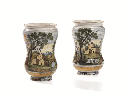 Coppia di albarelli, sec. XVIII, in maiolica decorata a paesaggi con figure...