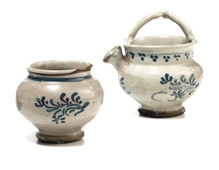Vaso globulare e piccolo orciolo, Liguria, sec. XVII, in maiolica decorata in...