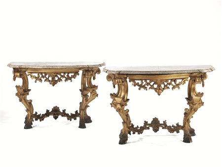 Coppia di consoles, Toscana, sec. XVIII, in legno intagliato e dorato, piani...