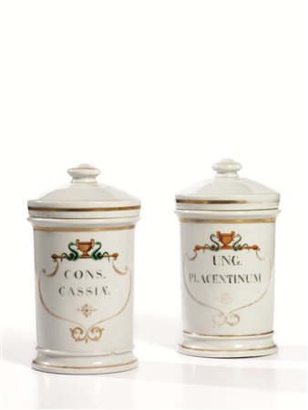 Coppia di vasi da farmacia, in porcellana bianca, di forma cilindrica...