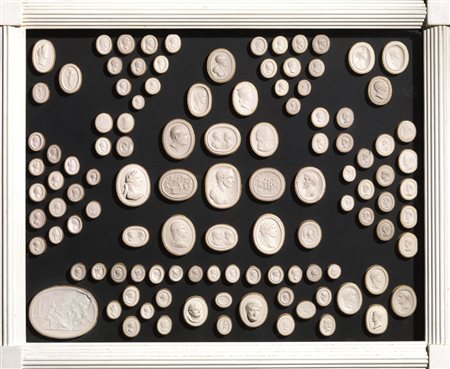 Trecentodue piccoli calchi di cammei, sec. XIX, tratti dall'antico, in gesso,...