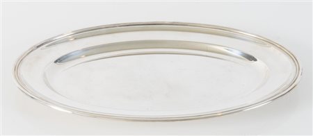 Italia, XX secolo. Vassoio ovale in argento 800. Sul bordo inferiore reca...