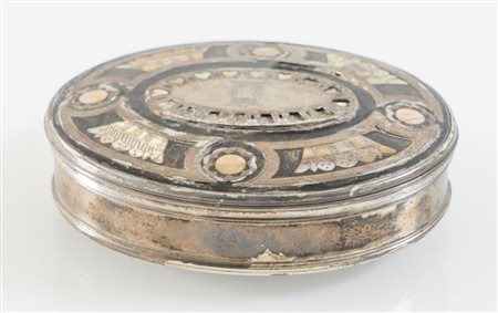 Scatola in argento, materiale prezioso e madreperla. Primi del XIX secolo....