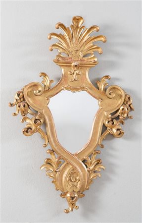 Specchiera in legno intagliato e dorato. Bologna, XIX secolo. Cm 93,5x62.
