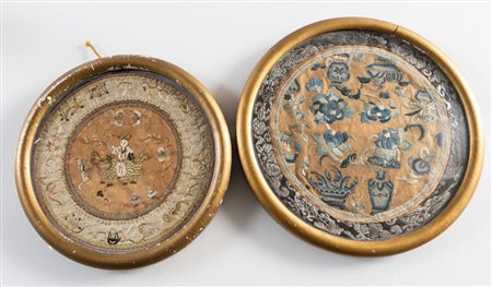 Coppia di ricami. Cina, XIX secolo. In seta ricamata con fili d'oro e...