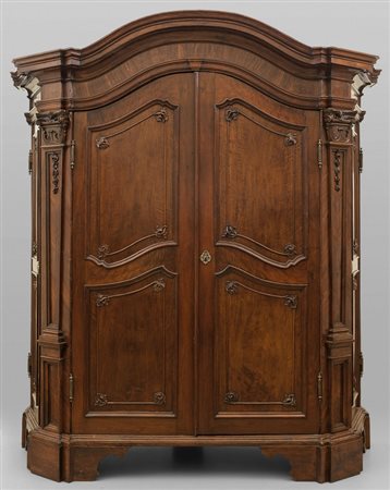 Armadio Luigi XIV in noce finemente intagliato 