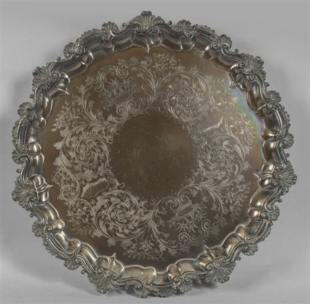 Grande salver in argento finemente sbalzato, 