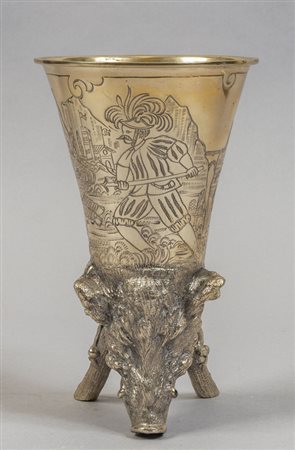 Boccale in argento, piede a forma di testa di 