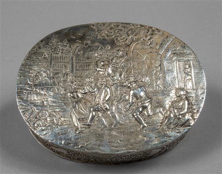 Scatola ovale in argento sbalzato con sena di 