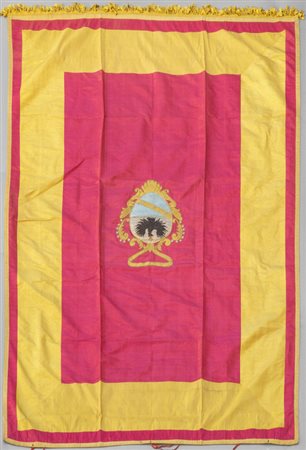 Antica portiera in seta rossa e gialla con stemma 