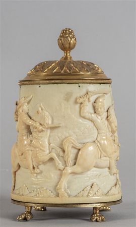 Contenitore in avorio raffigurante scena di 