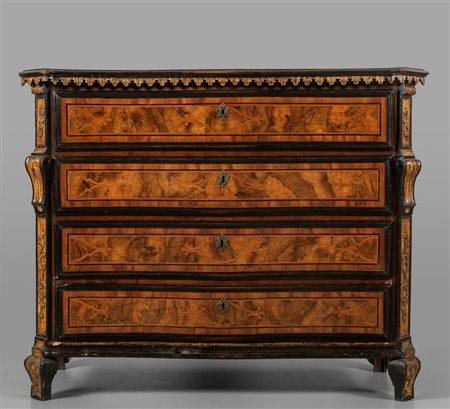 Comò Luigi XIV lastronato in radica di noce, 