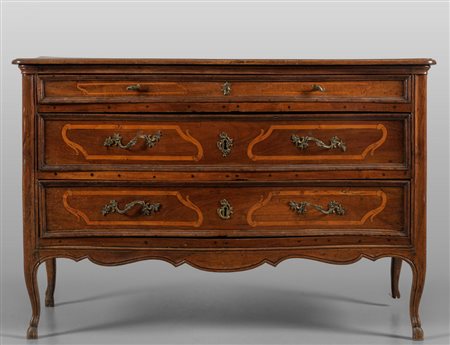 Comò Luigi XIV in noce a tre cassetti mossi sul 