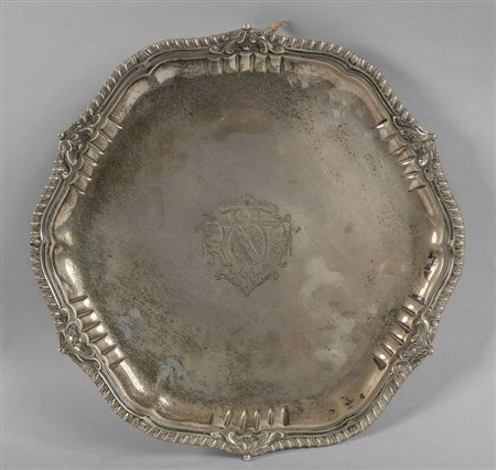 Salver in argento, bordo finemente sbalzato con 
