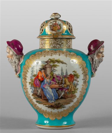 Vaso in porcellana policroma con coperchio a 