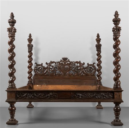 Letto in noce, montanti a colonne tortili, parte 