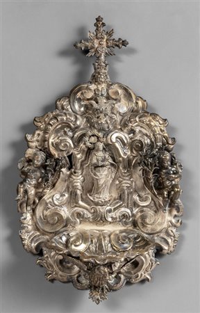 Importante acquasantiera in argento finemente 