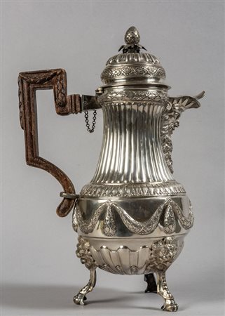 Grande caffettiera in argento sbalzato, manico in 
