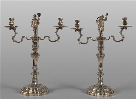 Coppia di importanti doppieri in argento sbalzato 