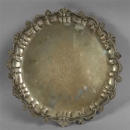 Salver in argento, bordo finemente sbalzato, 