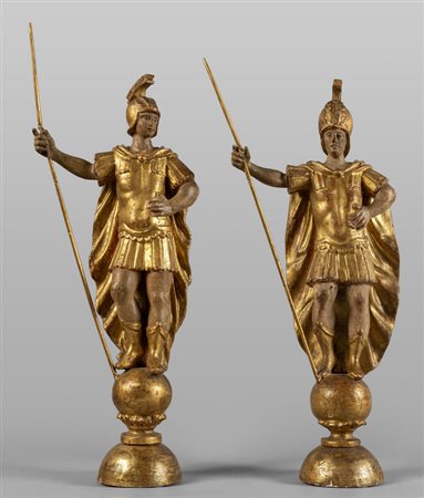 Guerrieri, coppia di sculture in legno intagliato 