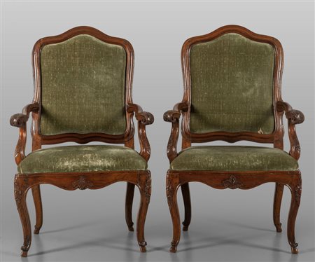 Coppia di poltrone Luigi XIV in noce intagliato, 