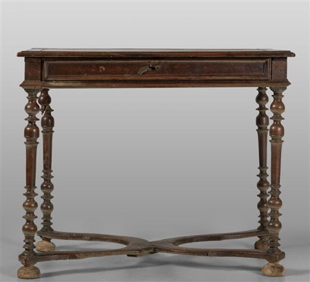 Tavolino a rocchetto in noce, gambe raccordate da 