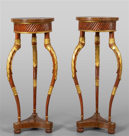 Coppia di gueridons in legno lastronato e laccato 