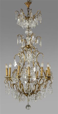 Lampadario in bronzo dorato a dodici luci, ricca 