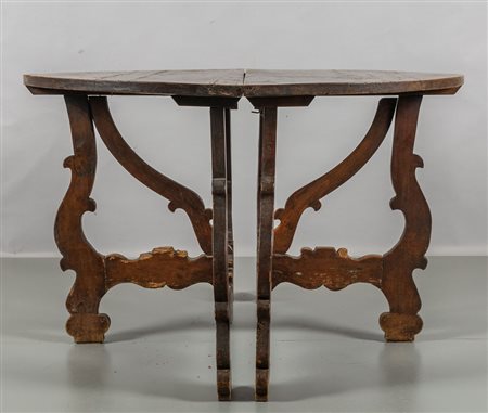 Coppia di mezzi tavoli a fratina in noce, 