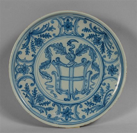 Alzata in maiolica bianca e blu decorata con 