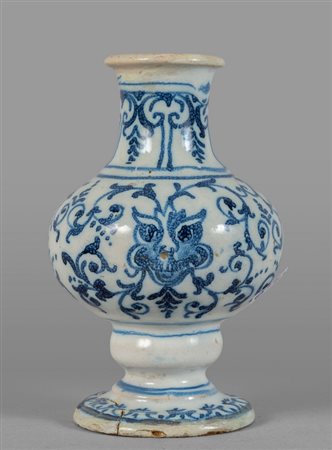 Piccolo vaso in maiolica bianco e blu, marca 