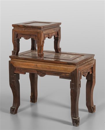 Tavolino a due ripiani in legno duro intarsiato 