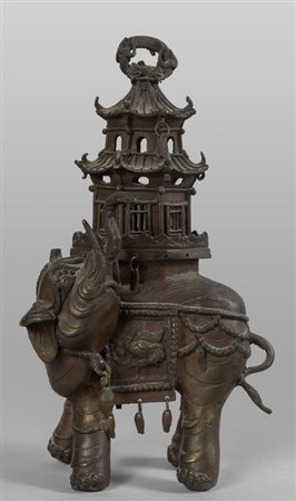 Elefantino in bronzo con pagoda, Cina 