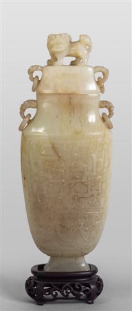 Vaso con coperchio in giada decorato in stile 