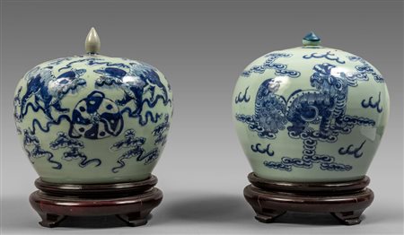 Due vasi globulari con coperchio in<br>porcellana 