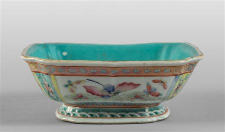 Coppa di forma quadrata in porcellana policroma 